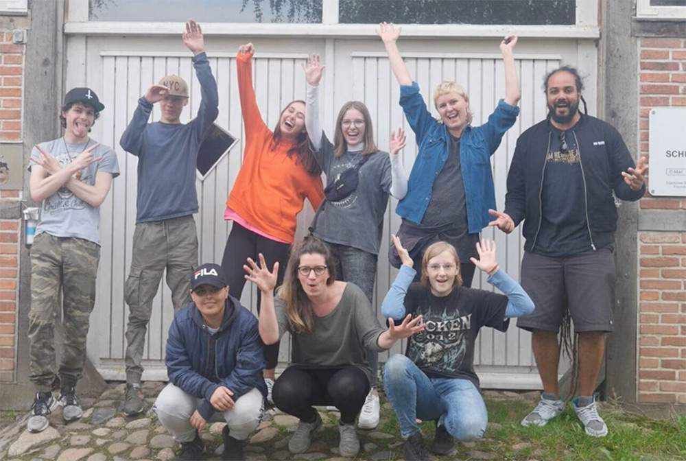 Viele Teenager vor einem Tor